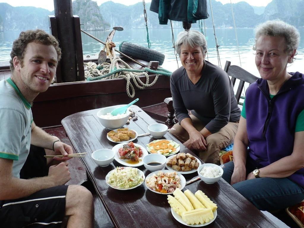 Hoang Gia Minh Hotel Cat Ba Island Bagian luar foto